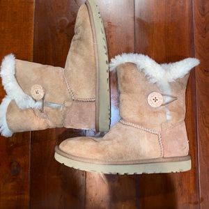 UGG Short Bailey Button Size 8